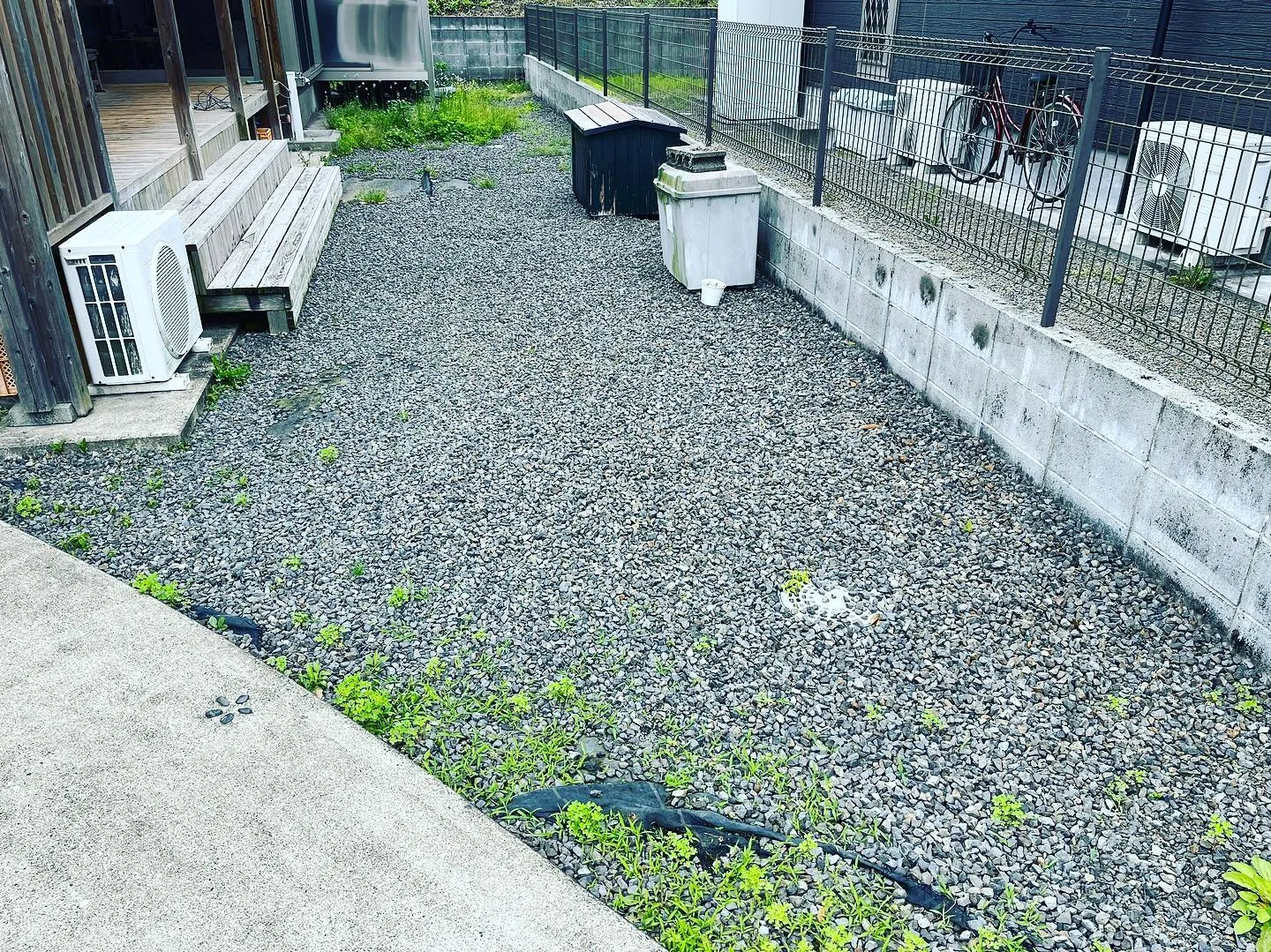 こんにちは、先日鹿児島県曽於市のお客様のお庭に人工芝を施工さ...